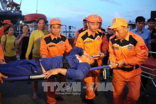 Hai ngư dân trên tàu cá bị chìm được đưa về Vũng Tàu cứu chữa ảnh 1